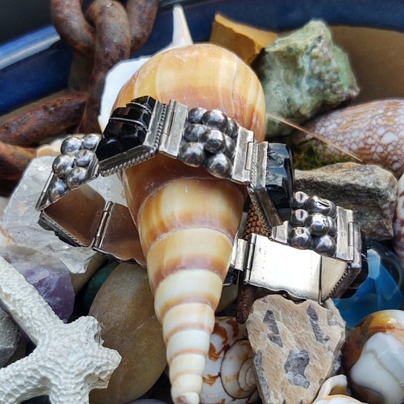 Vintage Taxco Sterling Silver and Carved Onyx Bracelet - Picture 9 of 12